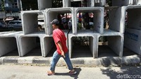 Tumpukan beton tersebut sudah terlihat sejak beberapa hari yang lalu, dan hingga kini belum juga dipindahkan.