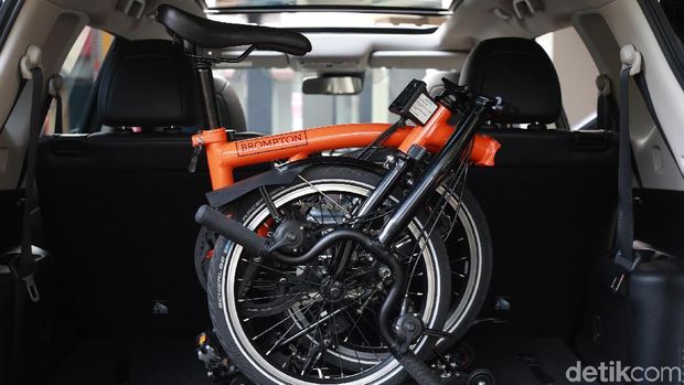 Capek habis main sepeda, simpan saja di bagasi mobil