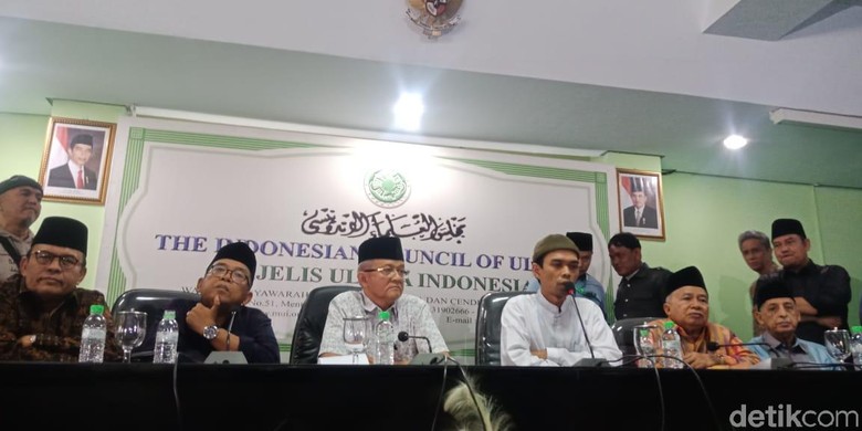 Ustaz Somad Tegaskan Tak Perlu Minta Maaf Atas Kontroversi Video Salib Ustaz Somad Tegaskan Tak Perlu Minta Maaf Atas Kontroversi Video Salib