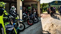 Pebalap Monster Energy Yamaha itu berlatih di lahan miliknya di Tavullia, bersama anak-anak didiknya di akademi VR46. Foto: instagram @valeyellow46