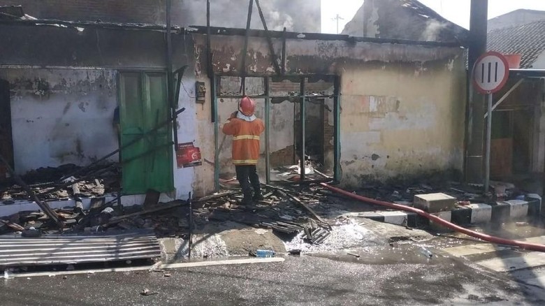 Dua Rumah di Kediri Hangus Terbakar, Api Diduga dari Korsleting Dua Rumah di Kediri Hangus Terbakar, Api Diduga dari Korsleting
