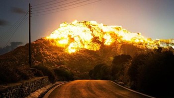 Bukan kebakaran! namun ini adalah sebuah ilusi yang tercipta dari paduan awan dan sinar matahari. (Foto: Brightside)