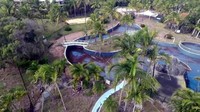 Hingga kini, bangunan resort masih terbengkalai dan tak terjamah manusia (Manta System/Youtube)  