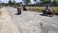 Pengendara motor harus berhati-hati saat melintas jalan rusak tersebut.