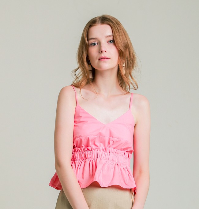 CamisolePilihan atasan selanjutnya yang bisa dipakai sebagai dalaman outerwear atau blazer saat pakai jeans adalah camisole. Pilihannya yang berwarna cerah dan feminin bisa dipatakan dari brand lokal Eesome. Coral Vika Camisole ini dijual Rp 249 ribu. Foto: Bobobobo