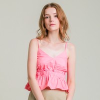 CamisolePilihan atasan selanjutnya yang bisa dipakai sebagai dalaman outerwear atau blazer saat pakai jeans adalah camisole. Pilihannya yang berwarna cerah dan feminin bisa dipatakan dari brand lokal Eesome. Coral Vika Camisole ini dijual Rp 249 ribu. Foto: Bobobobo