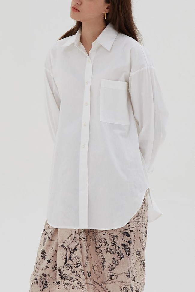 Button-Down ShirtKemeja tentu jadi opsi yang tidak bisa dilewatkan. Kemeja putih dengan desain oversized disediakan Shopatvelvet. Avignon Oversize Shirt White bisa didapatkan dengan Rp 259 ribu. Foto: Shopatvelvet