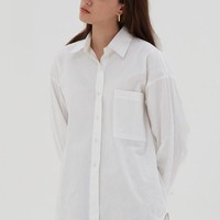 Button-Down ShirtKemeja tentu jadi opsi yang tidak bisa dilewatkan. Kemeja putih dengan desain oversized disediakan Shopatvelvet. Avignon Oversize Shirt White bisa didapatkan dengan Rp 259 ribu. Foto: Shopatvelvet