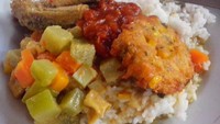 Di Surabya banyak warung punya menu nasi lodeh. Seperti yang satu ini, lodeh labu siam dan tahu serta wortel disajikan dengan sambal dan sayap ayam. Nyam! Foto : Instagram @androdubagio