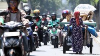 Kegiatan memulung sambil membawa gerobak tersebut kerap disebut manusia gerobak.