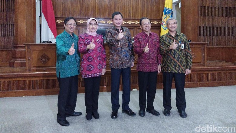 Gubernur Koster Teken MoU dengan PLN Soal Energi Listrik Bersih di Bali Gubernur Koster Teken MoU dengan PLN Soal Energi Listrik Bersih di Bali
