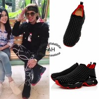 Sepatunya juga tak kalah mewah. YouTuber yang terkenal dengan jargon ahsiaapp ini pernah kedapatan memakai sneakers keluaran Christian Louboutin yang dihiasi detail stud. Harganya US$ 1.295 atau Rp 18,4 juta. Foto: Dok. Instagram/@fashionattahalilintar