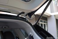 Pintu bagasi bisa dibuka pakai kaki lho