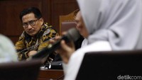 Bowo Sidik Pangarso mendengarkan kesaksian  Asty Winasti dalam sidang di Pengadilan Tipikor, Jakarta Pusat, Rabu (21/8).