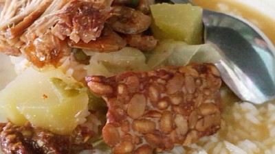 Aduh Enaknya! Sarapan Murah Nasi Lodeh Plus Tempe