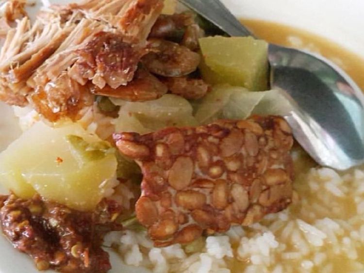 Aduh Enaknya! Sarapan Murah Nasi Lodeh Plus Tempe