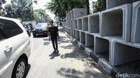 Warga harus ekstra hati-hati saat melintas.