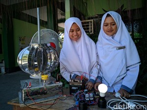 Tiga Siswa Ini Bikin Pembangkit Listrik Tenaga Angin Pakai Barang Bekas
