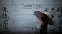 Coretan-coretan dinding juga bertebaran di sejumlah titik. Coretan ini berisi tuntutan para pendemo. REUTERS/Kim Hong-Ji.