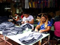 Ilustrasi buruh wanita menjahit jeans