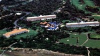 Resort mewah seluas 9.000 hekatr ini dibangun oleh pengusaha Jepang bernama Yohachiro Iwasaki. Resort ini punya 300-an kamar suites, lapangan golf hingga kolam renang raksasa (Manta System/Youtube)