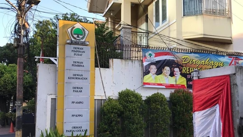 Molotov Mejan di Kantor DPP Golkar Molotov Mejan di Kantor DPP Golkar