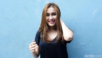 Seperti kata Umi Kalsum, yang penting happy kan Ayu? Pool/Noel/detikFoto.