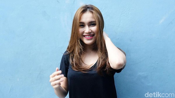 Ayu Ting Ting, Mimi Lana, Larry King hingga Della Perez