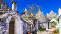 Saat itu, rumah dengan bangunan tetap akan dikenakan pajak yang mahal. Sehingga saat orang pemerintahan datang, rumah-rumah ini bisa dihancurkan dengan mudah. (iStock)