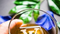 Bukan hanya es batu berukuran besar yang digunakan Okamoto. Es batu kecil dalam minuman juga tak luput dari hasil kreasinya. Foto: instagram @okamotostudio