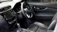 Melirik interiornya, suasana khas Nissan terasa. Nissan menggunakan kulit yang cukup banyak untuk menutupi area interior. Mulai dari dasbor, jok, trim, setir sampai konsol box semua sudah menggunakan kulit.
