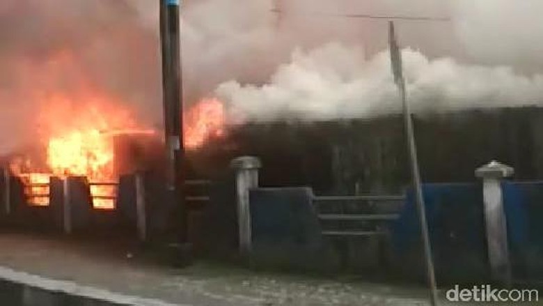 Pasar Dibakar Massa, Aparat Kini Kendalikan Kondisi di Fakfak Papua Barat Pasar Dibakar Massa, Aparat Kini Kendalikan Kondisi di Fakfak Papua Barat