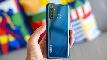 Ponsel ini ditenagai Snapdragon 712 diracik bareng RAM 4/6/8 GB. Memori internalnya 64/128 GB dengan UFS 2.1 dan ada baterai berkapasitas 4.035 mAh. Foto: GSM Arena