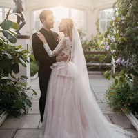 Sang mempelai wanita tampil cantik dan anggun berbalut gaun tulle dan lace, dilengkapi veil panjang menyapu lantai.  Foto: Instagram/@itsmarziapie, @pewdiepie