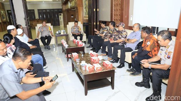 Kapolda Jatim Irjen Luki Hermawan saat bertemu sejumlah ormas di Surabaya untuk membahas insiden gesekan di asrama mahasiswa Papua