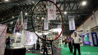 Raket bolong milik pebulutangkis Indonesia Marcus Gideon mejeng di pameran olahraga Indonesia Sport Expo and Forum (ISEF) di Jakarta Convention Center (JCC), Rabu (21/8/2019).