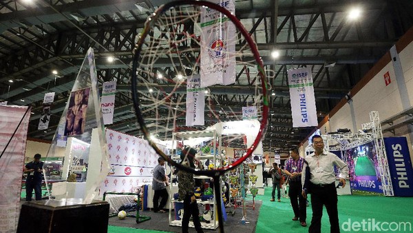 Raket Bolong Milik Marcus Gideon Mejeng di Pameran Olahraga JCC