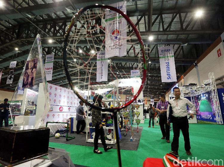 Raket Bolong Milik Marcus Gideon Mejeng di Pameran Olahraga JCC