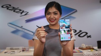 Samsung Galaxy Note 10+, dengan waktu bertahan selama 21 jam, Note 10+ memiliki daya yang cukup untuk menjalankan layar sebesar 6,8 inch seharian. Sama seperti versi originalnya Galaxy Note 10, Galaxy Note 10+ punya satu kamera di depan tiga kamera belakang, dan satu kamera depth-sensing di belakang. Foto: Agung Pambudhy/detikINET
