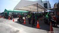Sejumlah pengemudi ojek online (ojol) nampak menunggu penumpang di shelter ojol yang tersedia di kawasan Stasiun Sudirman, Jakarta, Rabu (21/8/2019).