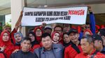 Bayar Pesangon Menggema di Depan Kantor Sevel Indonesia