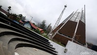 Di areal PLBN Skouw kini sedang dibangun ratusan kios pasar, wisma Indonesia, rumah para pegawai perbatasan lengkap dengan infrastruktur pemukiman. Desain PLBN Terpadu Skouw mengusung budaya lokal Papua. Desainnya mengadaptasi bentuk bangunan khas Rumah Tangfa dengan ornamen lokal pada sisi luar bangunan.