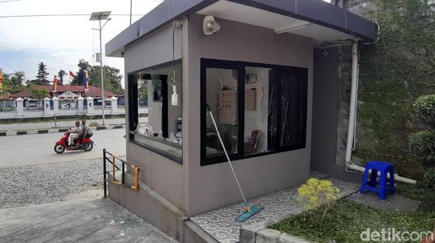 Massa melempari hotel di Kota Timika, Mimika, Papua dengan batu pasca ricuh dekat DPRD, Rabu (21/8/2019)