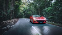 Kehadiran Ferrari Portofino bersama dengan tim dari Ferrari Jakarta disambut dengan antusias oleh masyarakat Sumba dan didukung oleh pemerintah daerah setempat sehingga proses syuting bisa berjalan lancar dan menghasilkan karya yang memukau. Pool/Ferrari Jakarta.