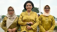 Adapun busana adat untuk wanita berupa kebaya kartini lengan panjang warna cokelat kehijauan yang dipadukan dengan bawahan kain batik Kebumen motif jagatan latar putih dengan wiron mataraman. Untuk alas kaki yang dikenakan berupa sandal selop terbuka warna hitam. Tata rambut sendiri berbentuk sanggul dan bagi yang berhijab mengenakan kerudung warna krem.