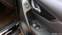 Beragam fitur baru pun ditambahkan di mobil terbaru Nissan X-Trail ini. Total ada 50 fitur baru yang ada mobil ini. Desain mobil ini pun jadi lebih cantik dan tak lagi kaku atau boxy, tapi sudah agak membundar dengan lampu-lampu yang modern.