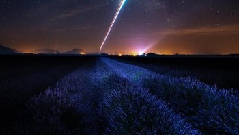 Aku menerbangkan drone-ku ke sebuah ladang di malam hari dengan lampu yang tergantung padanya untuk menyalakan lavender sementara aku mengambil foto dengan kameraku. (Foto: Brightside)