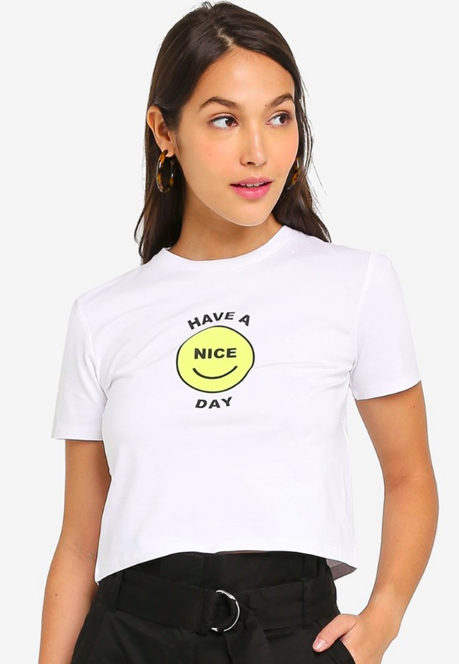 Graphic TeeSatu jenis atasan yang harus dikoleksi ketika sering pakai jeans adalah kaus bergambar atau bertulisan. Salah satu opsinya yang simpel tapi menarik perhatian adalah Fitted Graphic T-Shirt keluaran brand Factorie. Di Zalora, item ini sedang diskon dari Rp 199 ribu menjadi Rp 171 ribu. Foto: Zalora