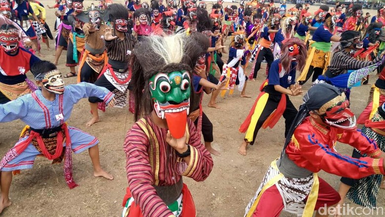 Tarian Cepetan dari Kebumen (Rinto Heksantoro/detikcom) Tarian Cepetan dari Kebumen (Rinto Heksantoro/detikcom)