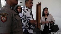 M Indung Andriadi didakwa menjadi perantara suap untuk anggota DPR Bowo Sidik Pangarso. Indung diduga membantu Bowo menerima uang dari PT Humpuss Transportasi Kimia (HTK).